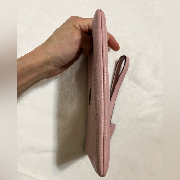 Like new Coach Large Pouch pebbled leather wristlet blush pink - Picture 7 of 11